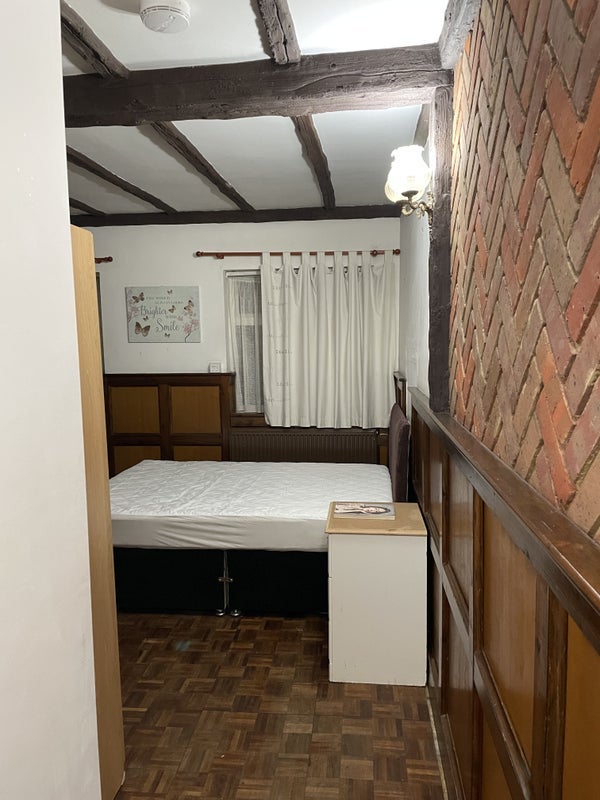 Room Scotlands Drive in Farnham Royal