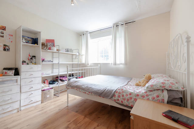Room Acanthus Road in Greater London