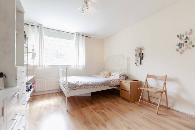 Room Acanthus Road in Greater London