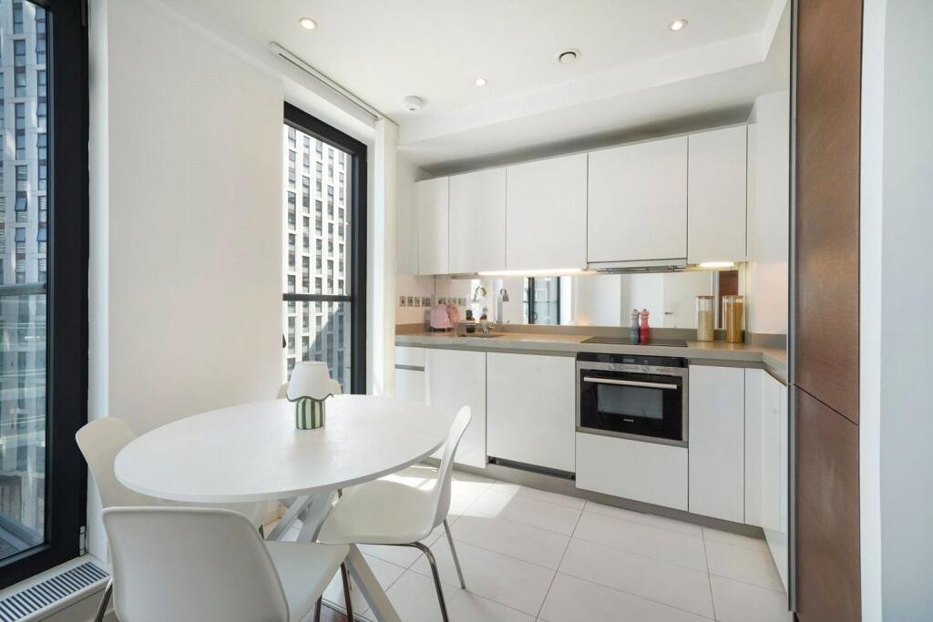 Flat Baltimore Wharf in Greater London