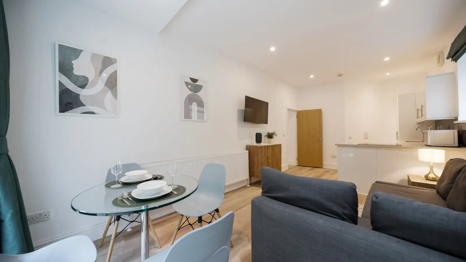 Flat Longridge Road in Greater London