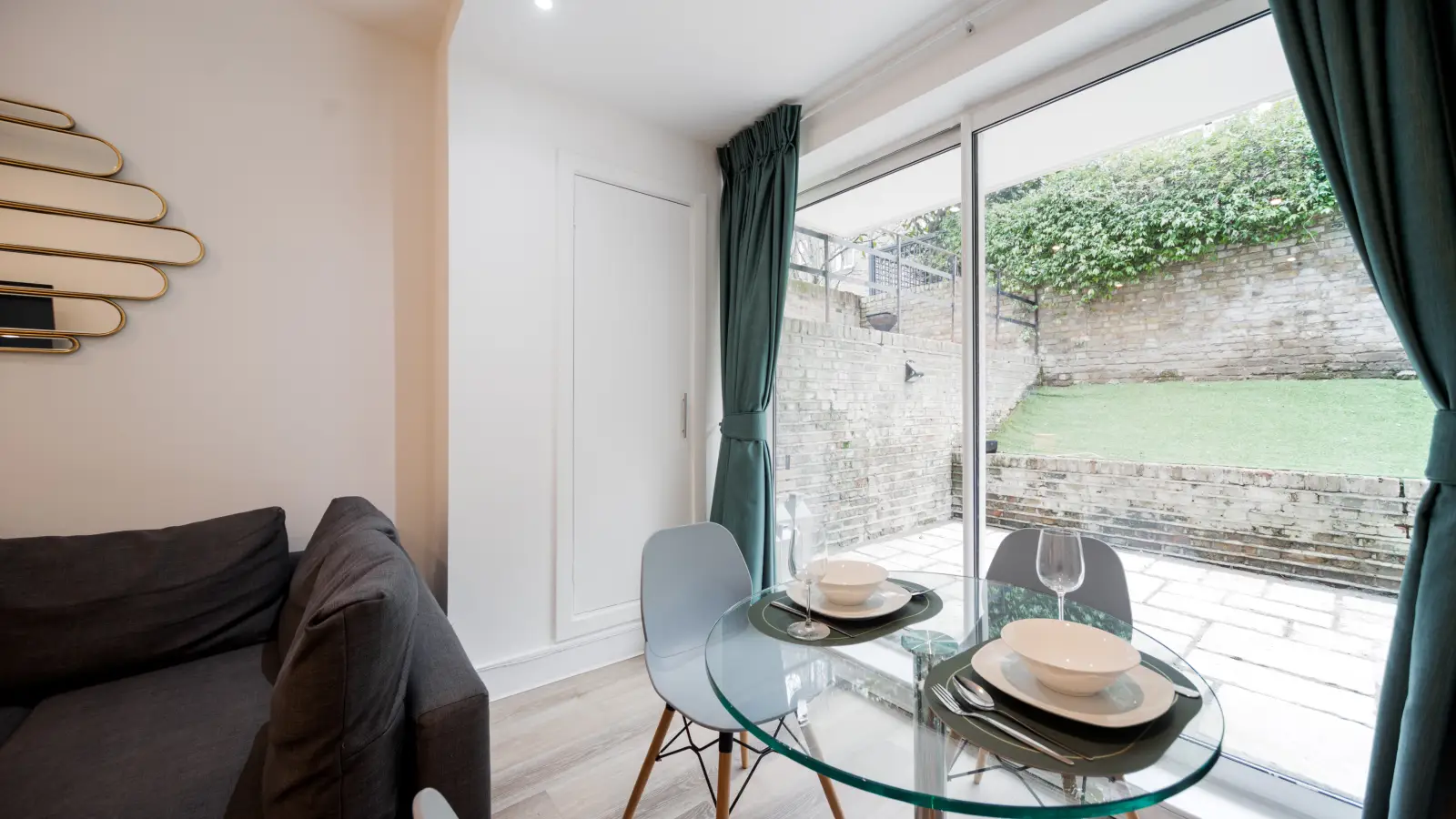 Flat Longridge Road in Greater London