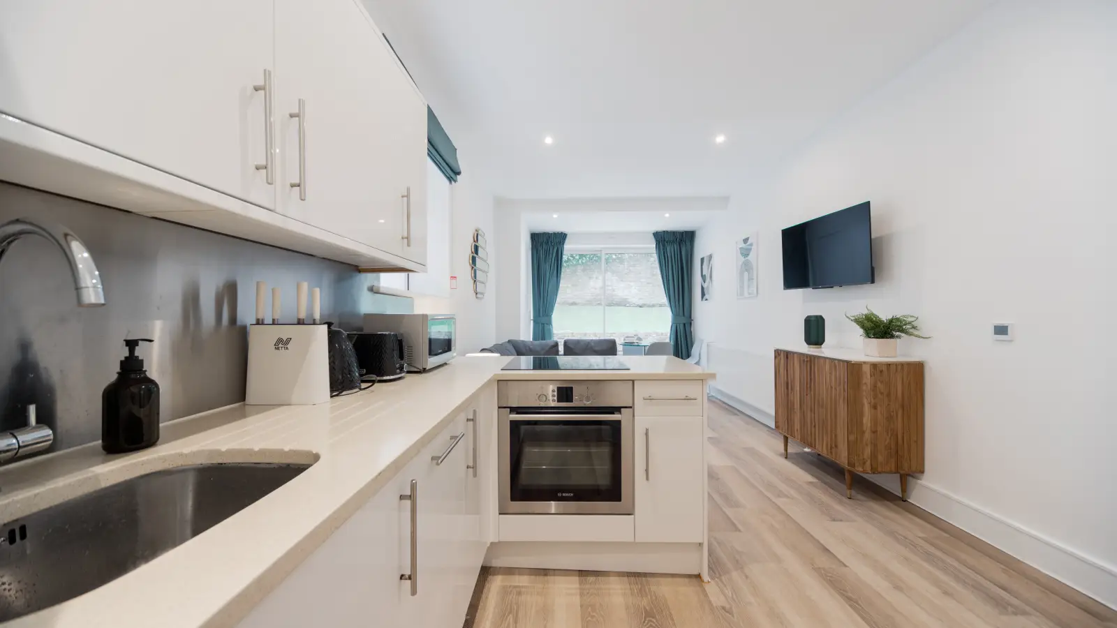 Flat Longridge Road in Greater London