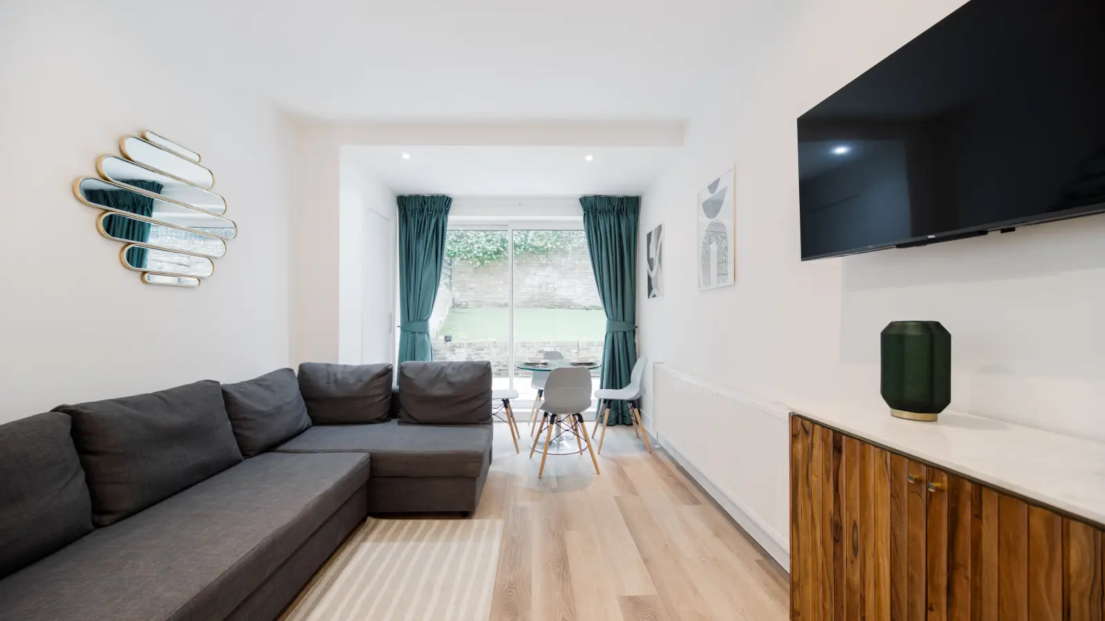 Flat Longridge Road in Greater London