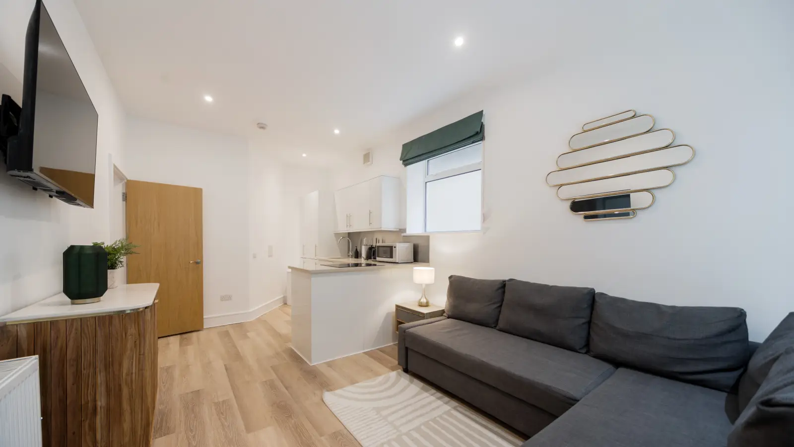 Flat Longridge Road in Greater London