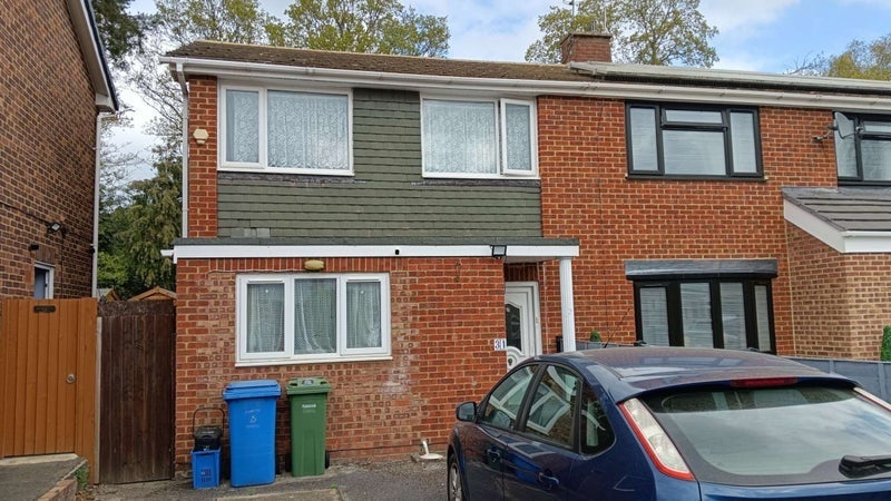 Room Linstead Road in Rushmoor