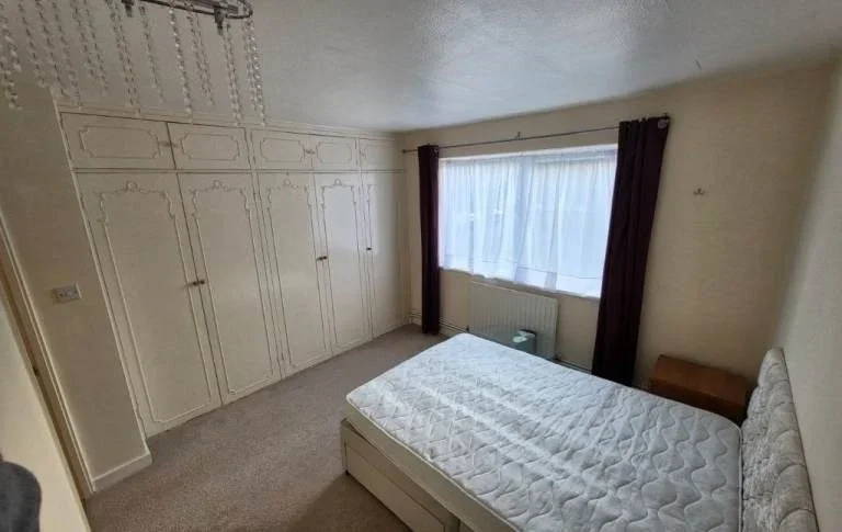 Flat The Pines in Greater London