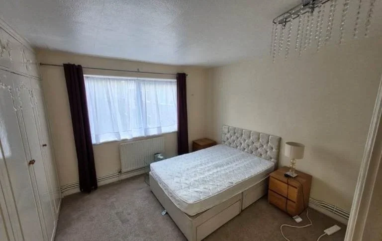 Flat The Pines in Greater London