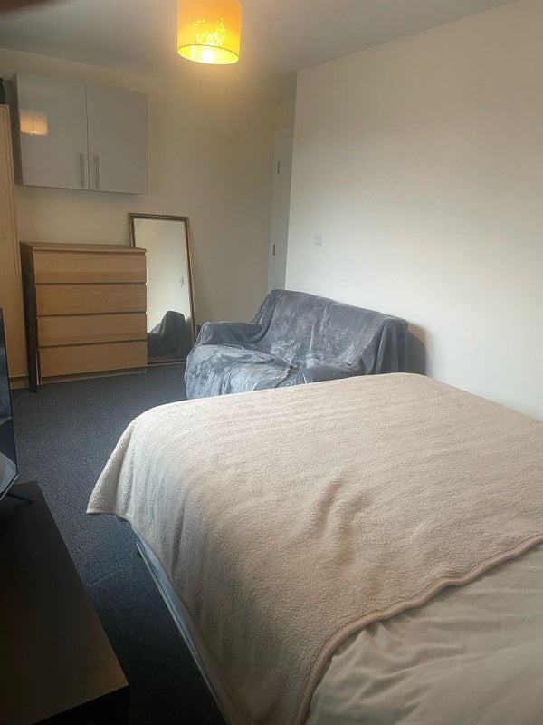 Room Highnam Close in Bristol