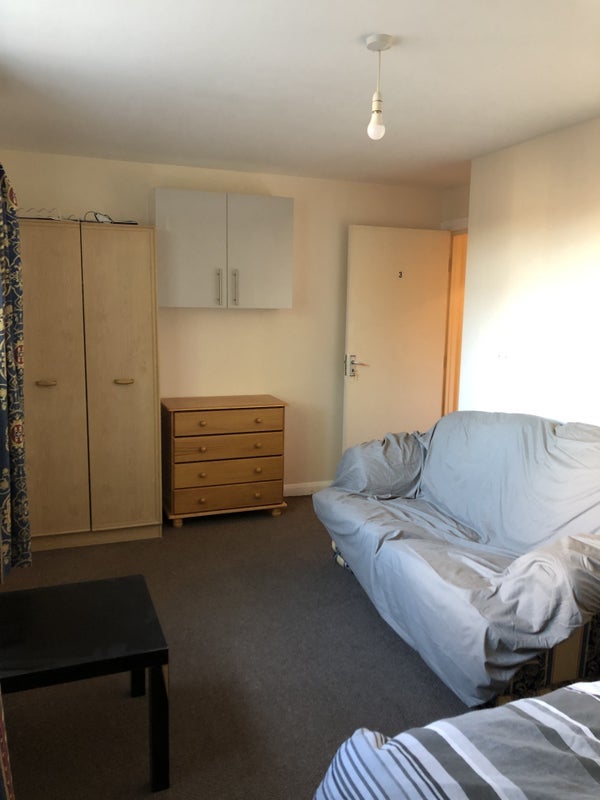 Room Highnam Close in Bristol