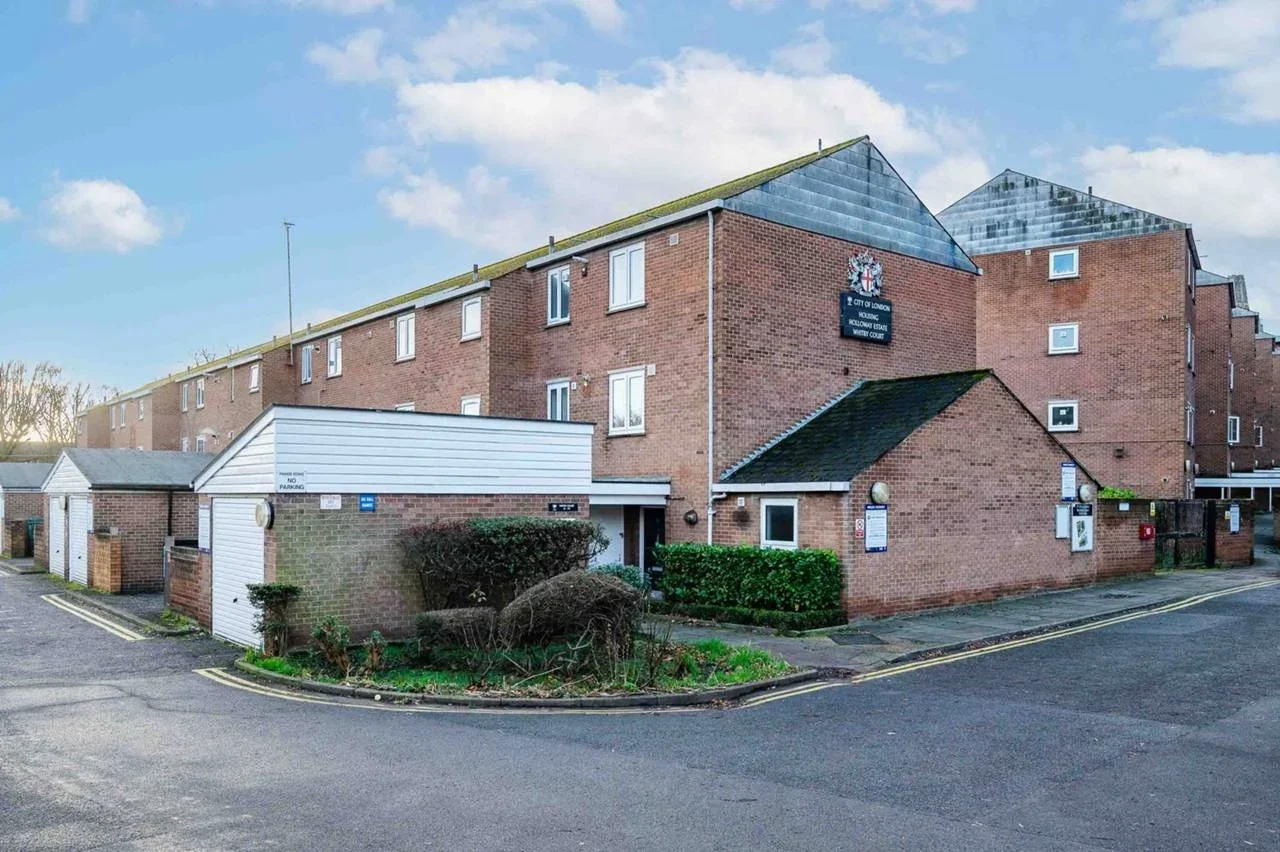 Flat Parkhurst Road in Greater London