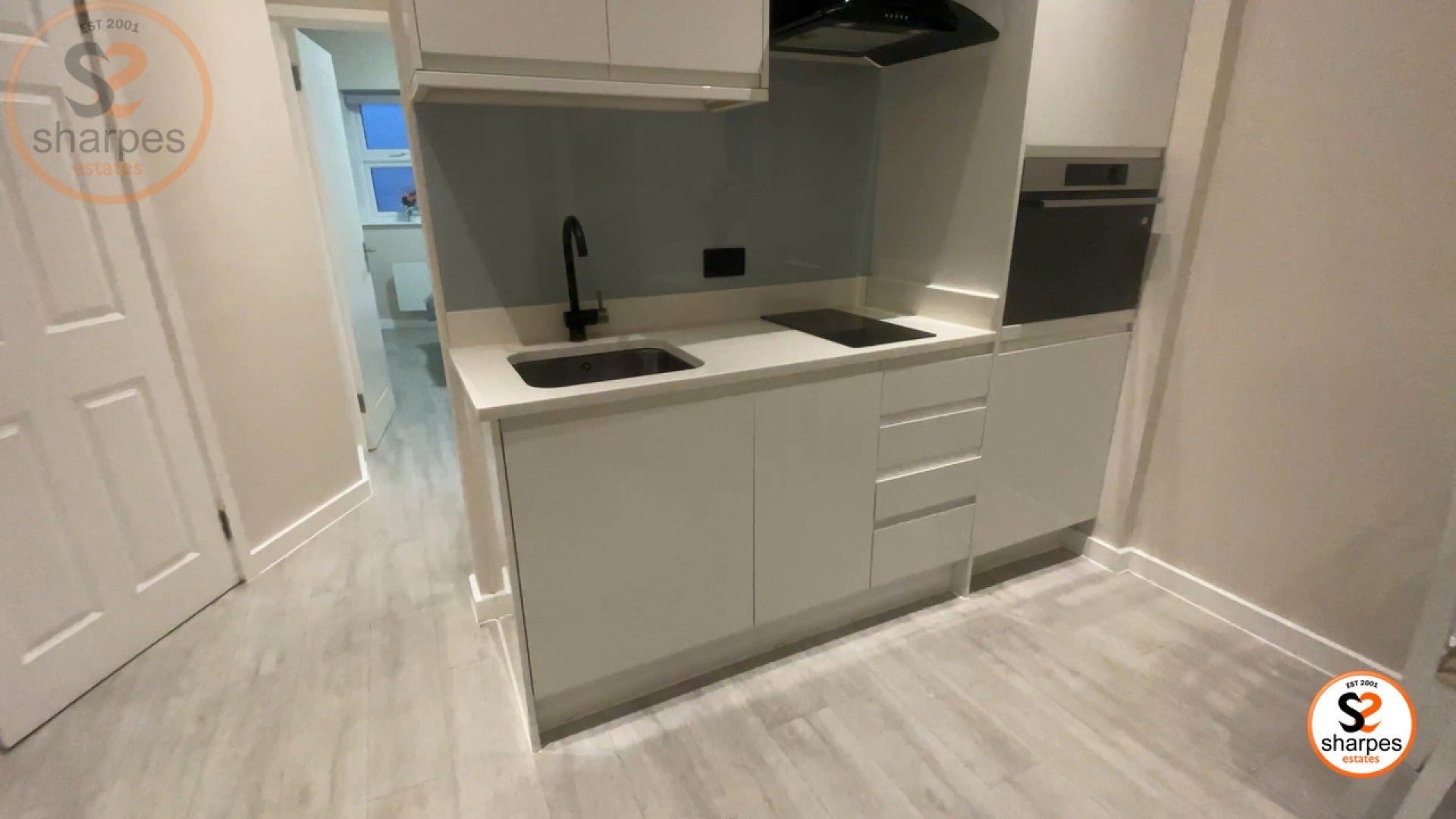 Flat Cowdrey Road in Greater London