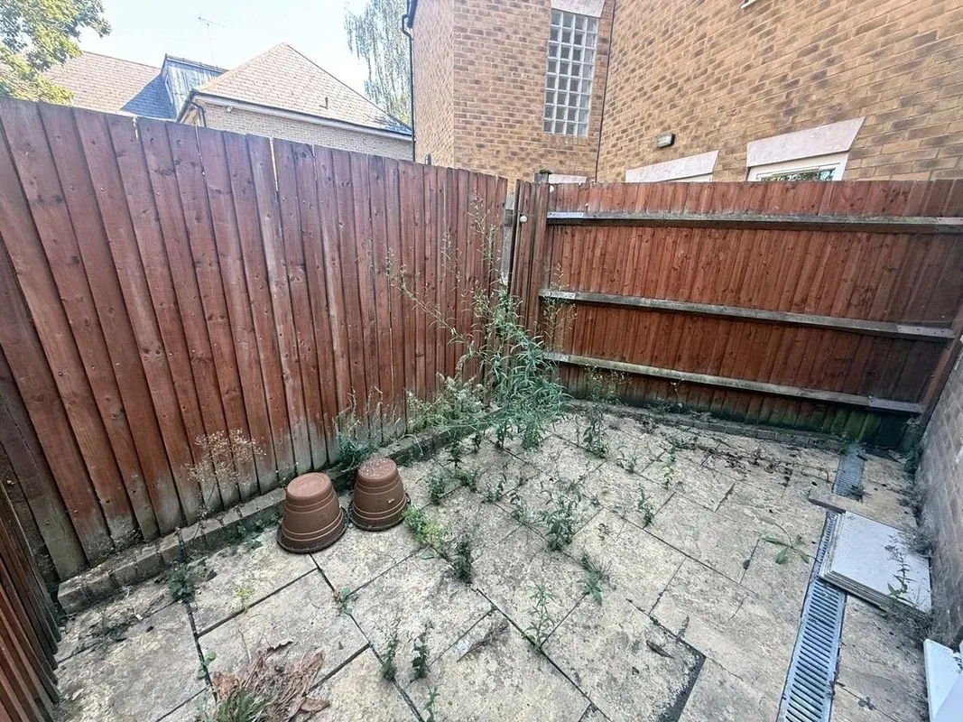 Flat Athenlay Road in Greater London