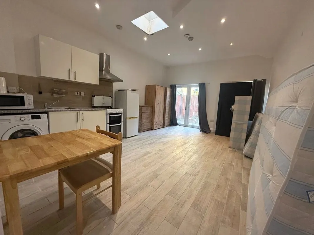 Flat Athenlay Road in Greater London