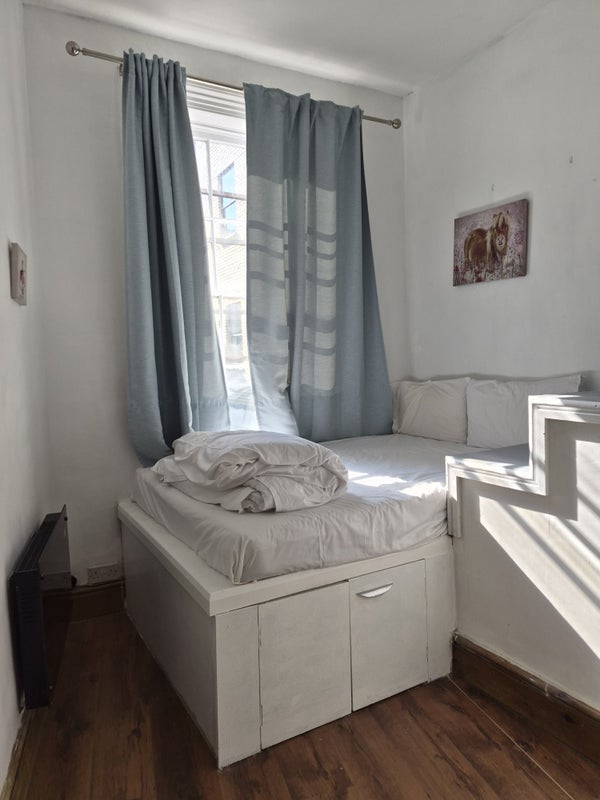 Room Aldersgate Street in City of London