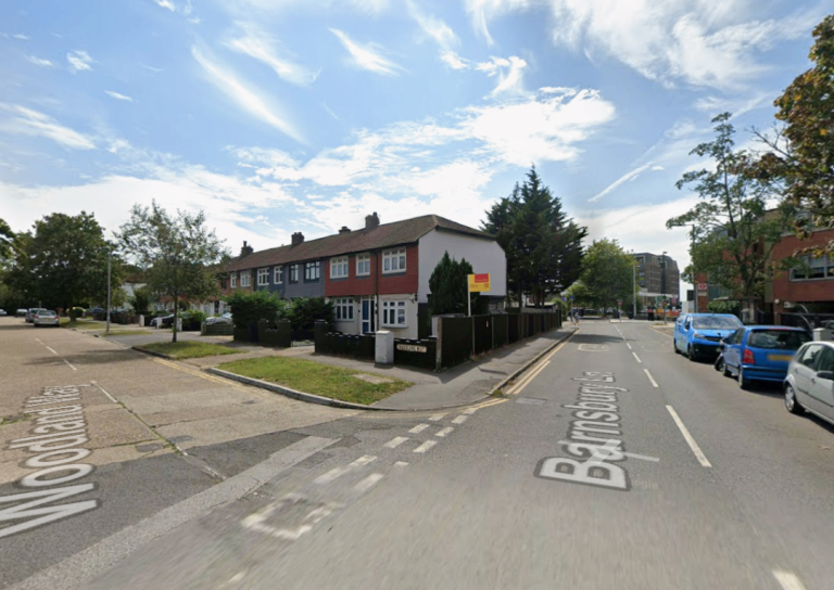Flat Woodland Way in Greater London