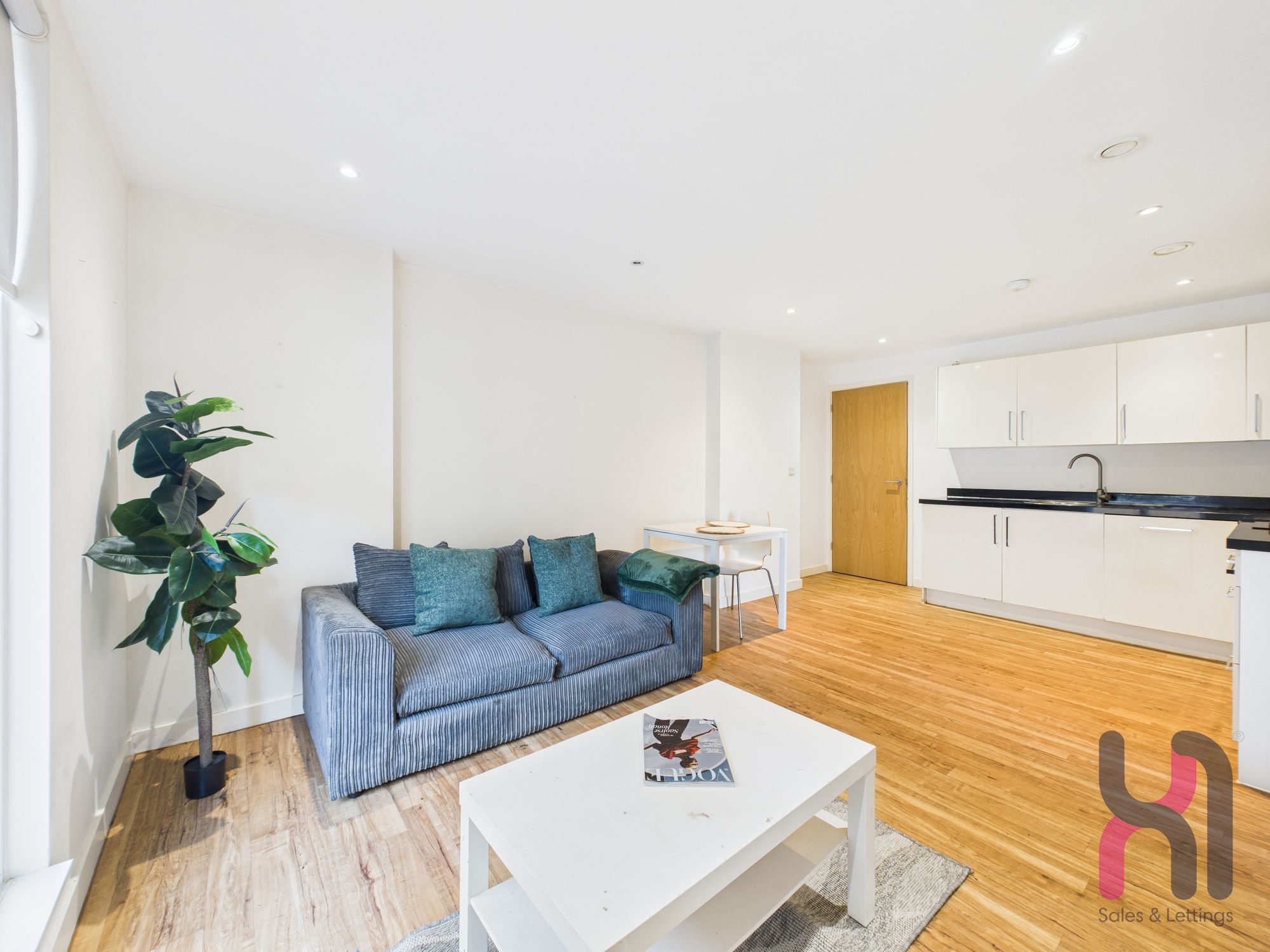 Flat Elmira Way in Salford