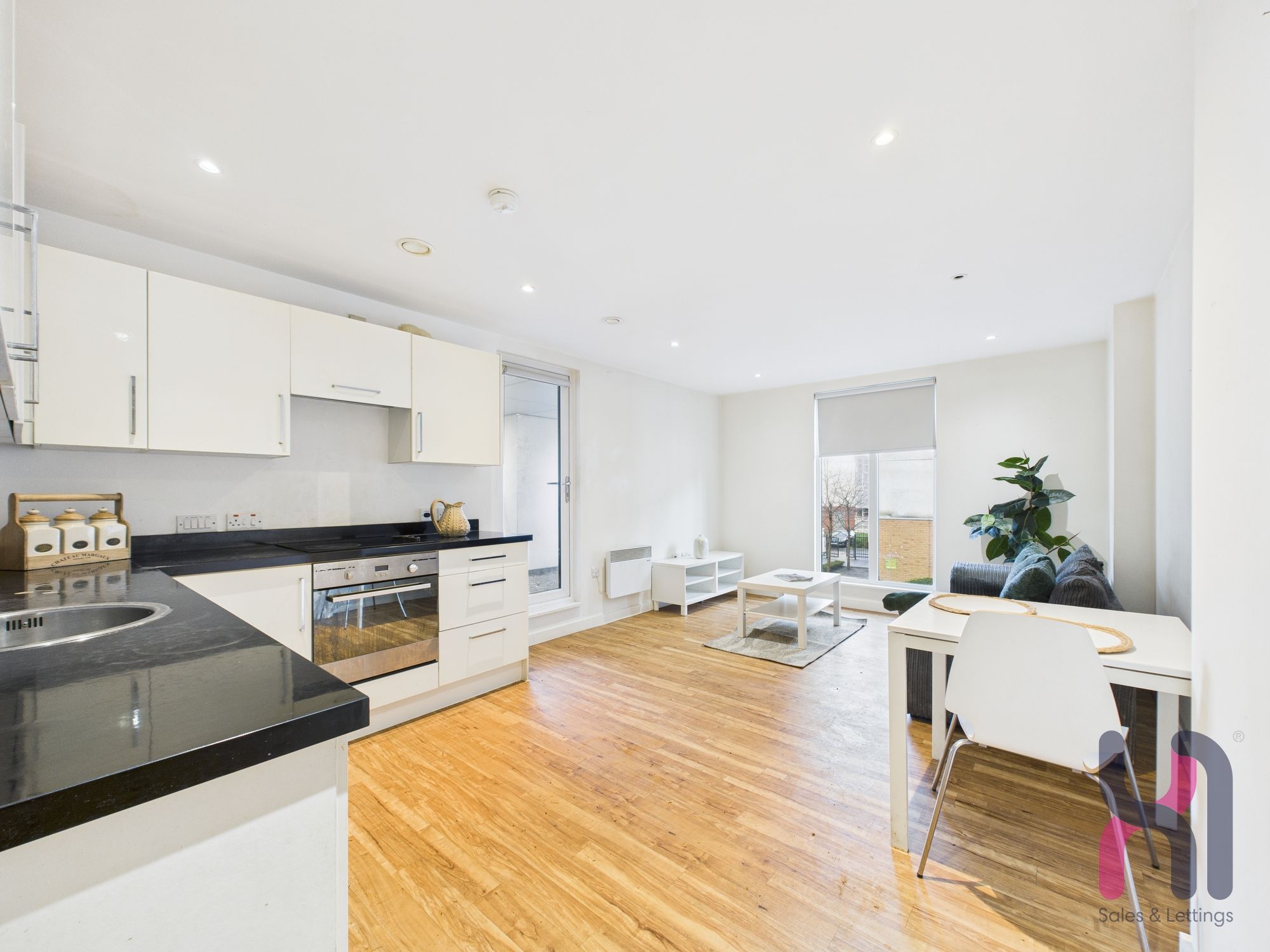 Flat Elmira Way in Salford