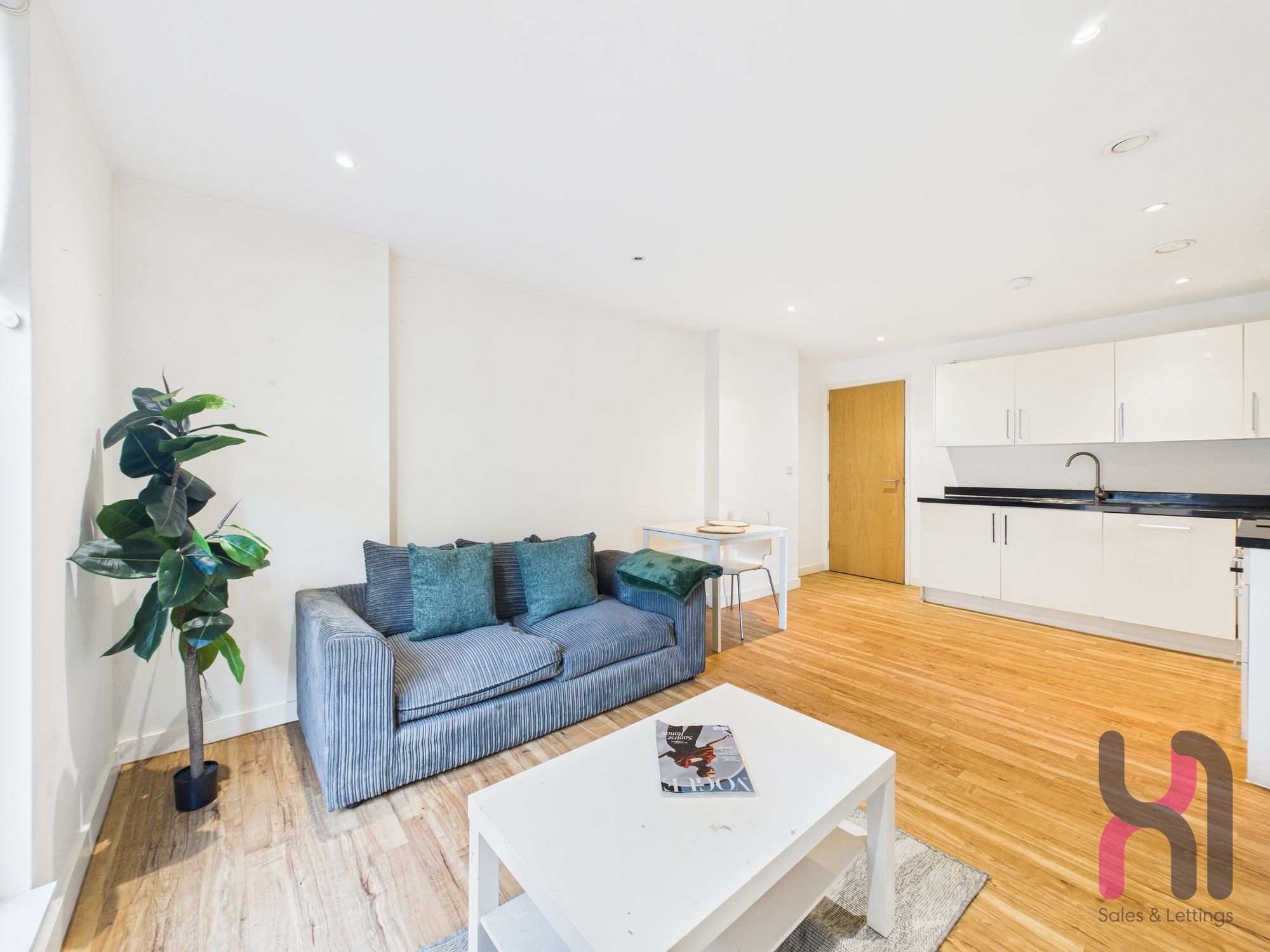 Flat Elmira Way in Salford