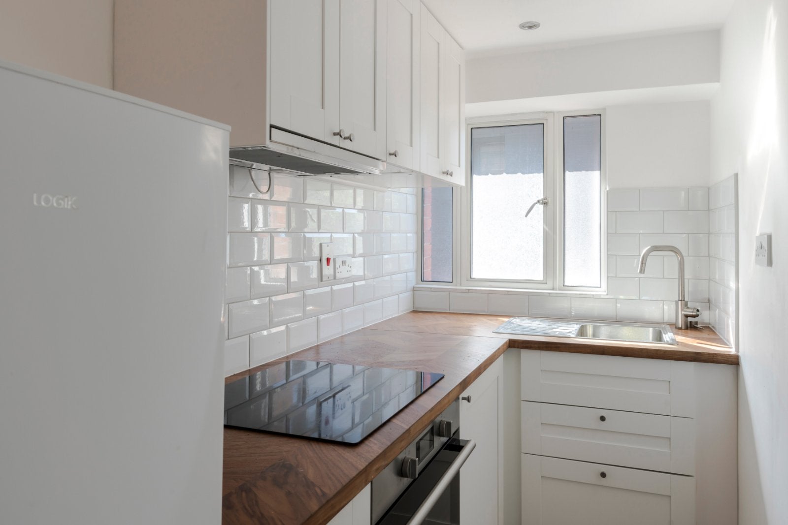Flat Queen's Yard in Greater London