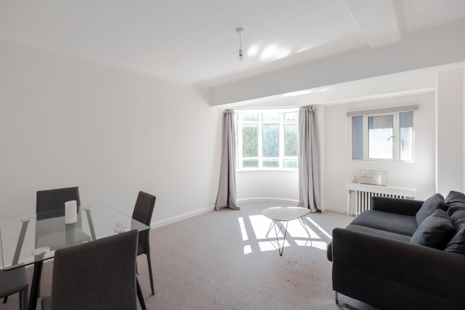 Flat Queen's Yard in Greater London