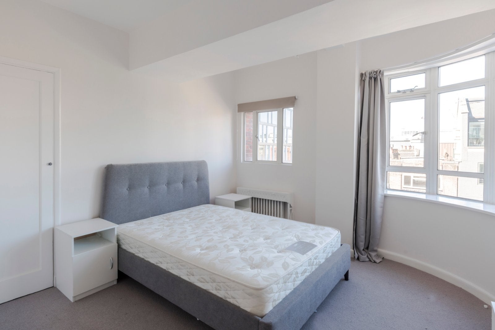 Flat Queen's Yard in Greater London
