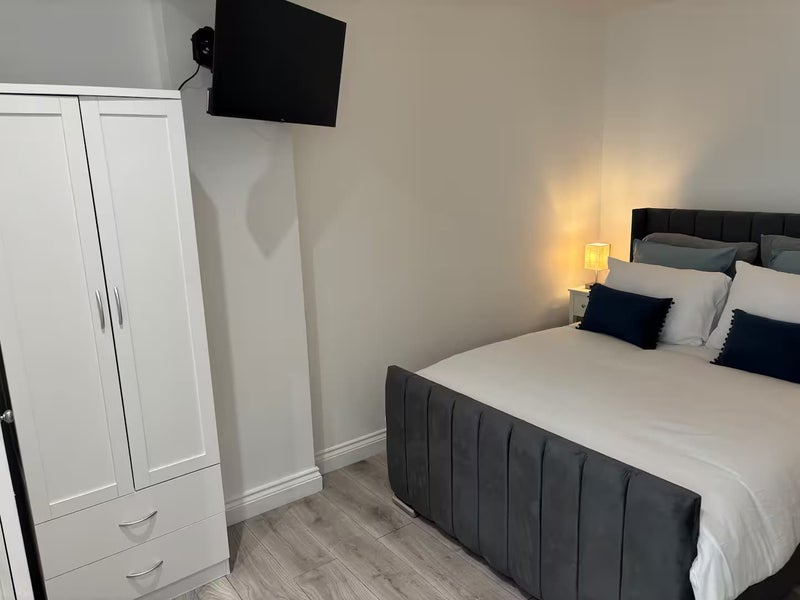 Room Courtenay Road in Poole