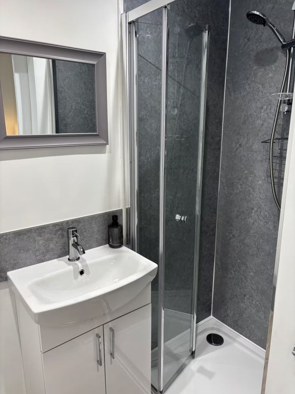 Room Courtenay Road in Poole