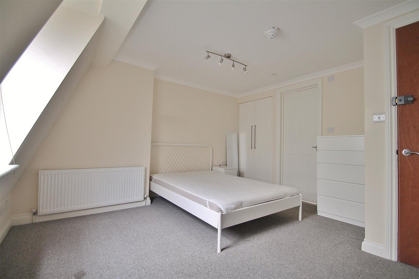 Room Milton Place in Gravesham