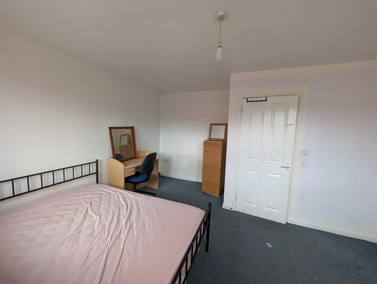 Room Stratton Road in Gloucester