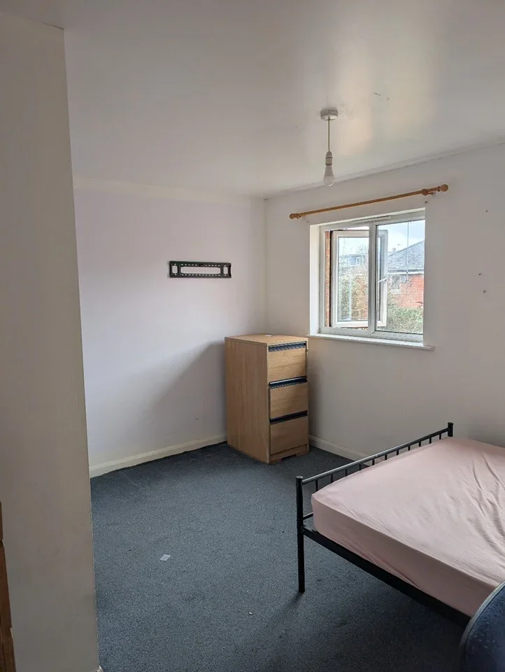 Room Stratton Road in Gloucester