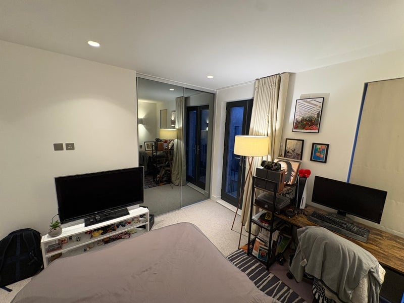 Room Mandrell Road in Greater London