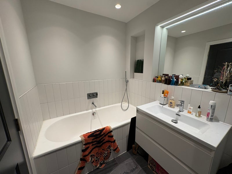 Room Mandrell Road in Greater London