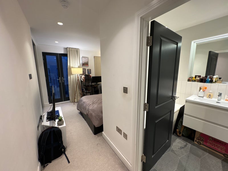 Room Mandrell Road in Greater London