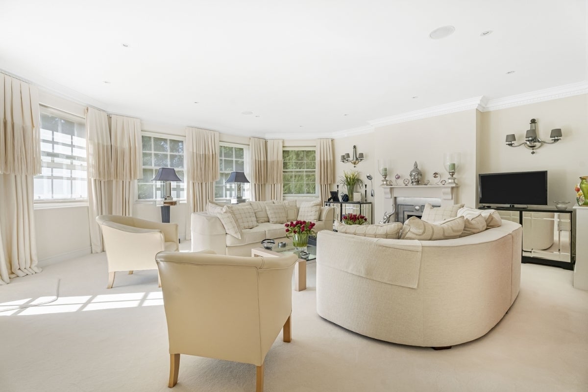 Flat Brookshill Drive in Greater London