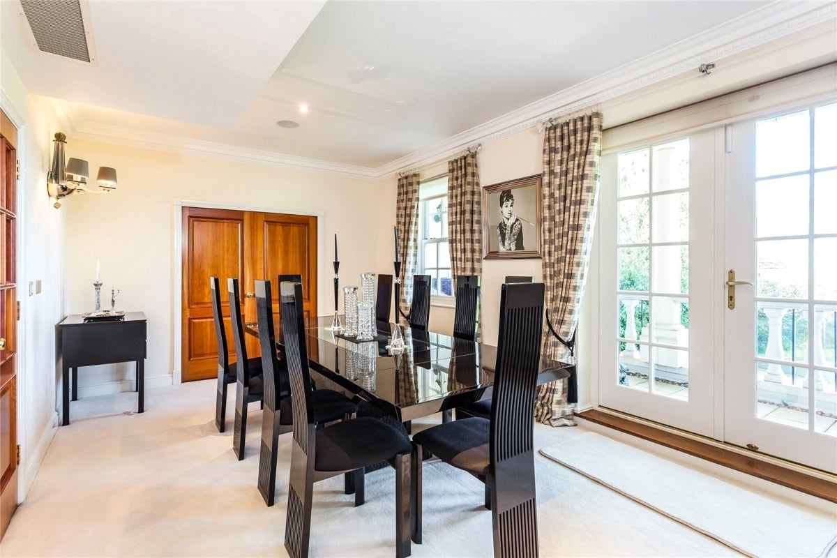 Flat Brookshill Drive in Greater London