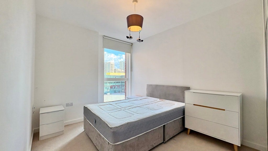 Flat Lismore Boulevard in Greater London