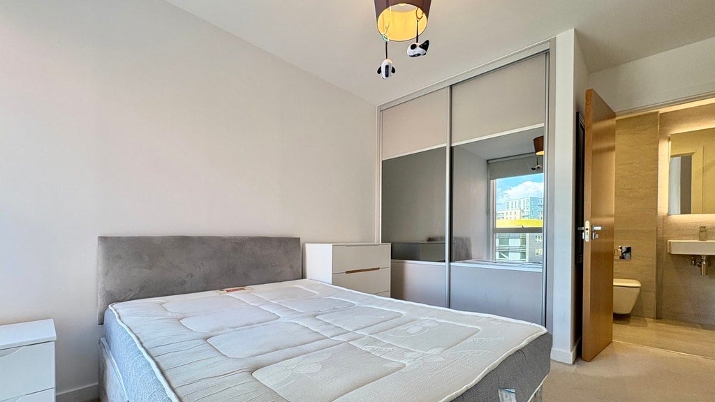 Flat Lismore Boulevard in Greater London