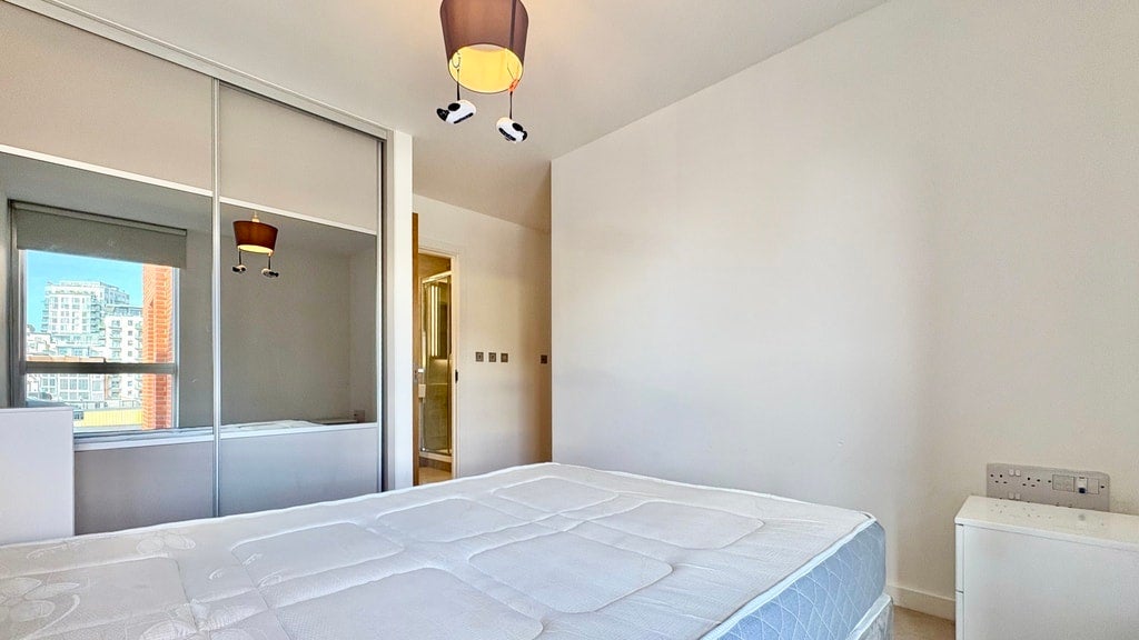 Flat Lismore Boulevard in Greater London