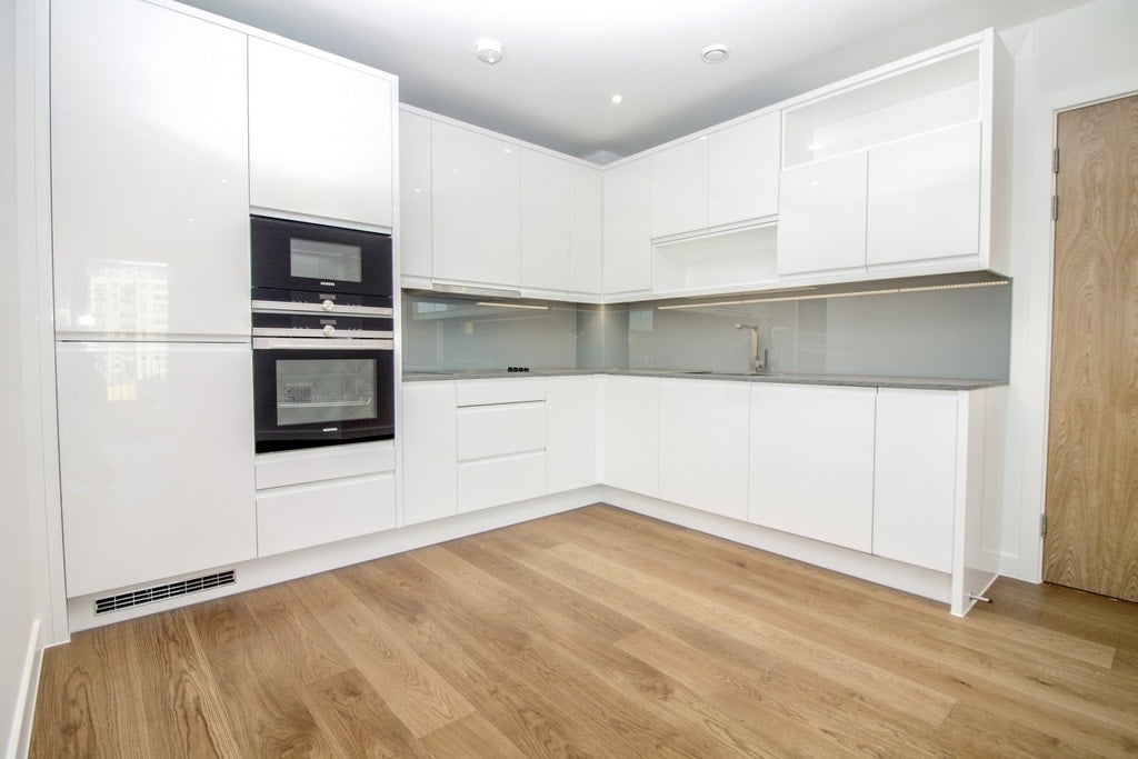 Flat Lismore Boulevard in Greater London