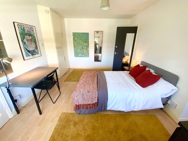 Room Lockleaze Road in Bristol