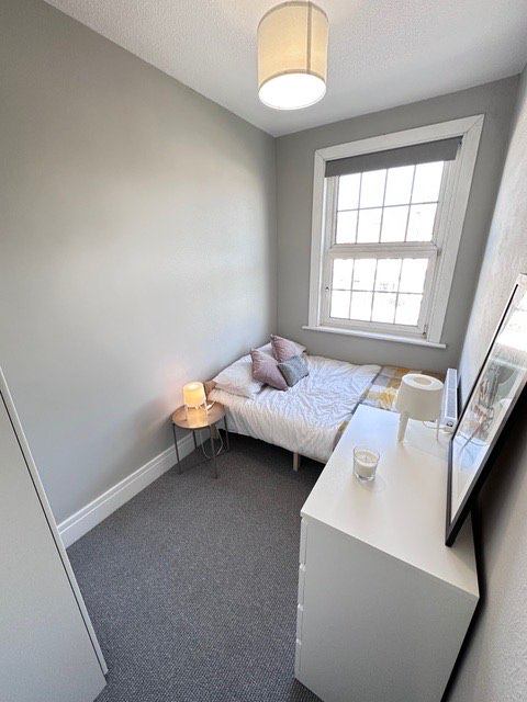 Room Burntwood Lane in Greater London