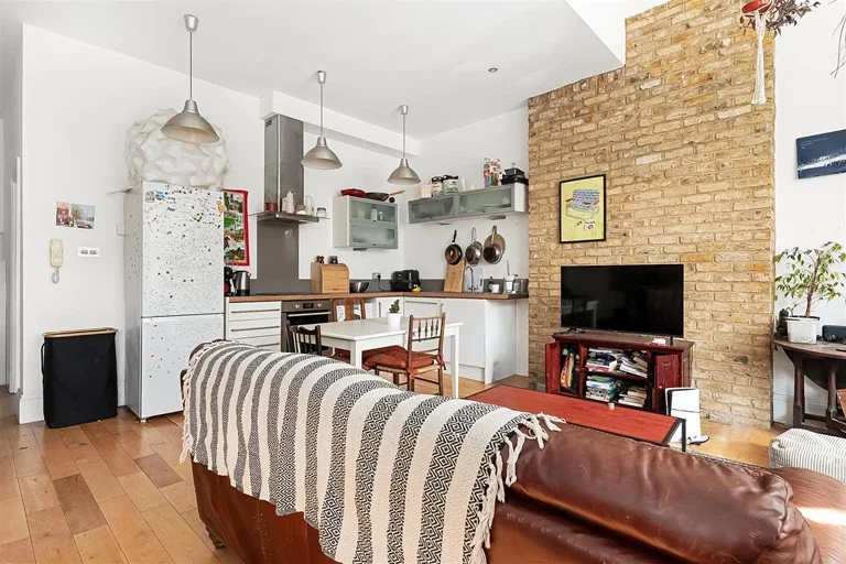Flat Jerningham Road in Greater London