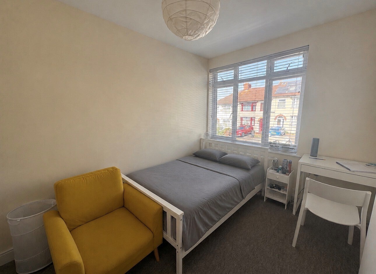 Room Kingsholm Road in Bristol