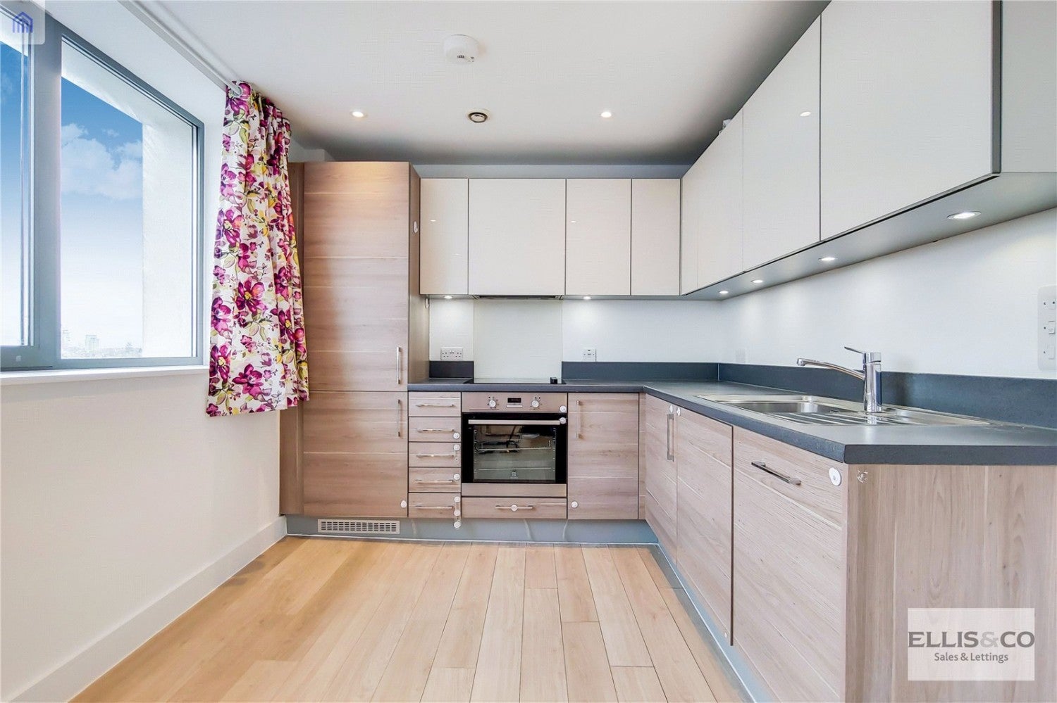 Flat Wembley Central Square in Greater London