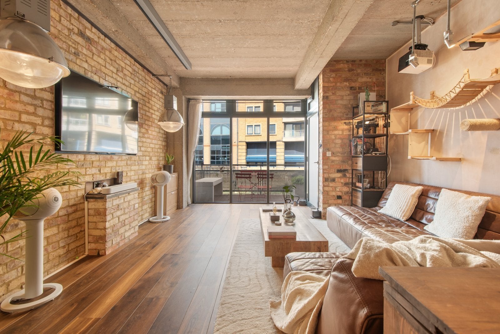 Flat Parkgate Road in Greater London