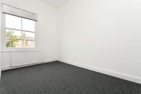Flat Victoria Park Road in Greater London
