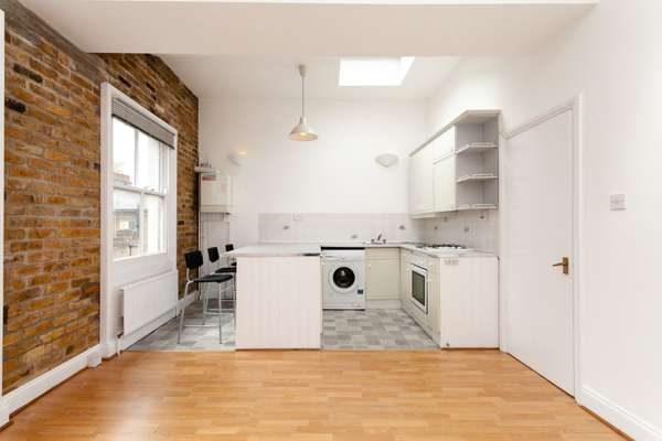 Flat Victoria Park Road in Greater London