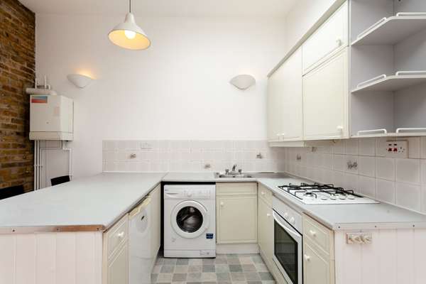 Flat Victoria Park Road in Greater London