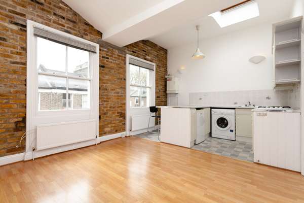 Flat Victoria Park Road in Greater London